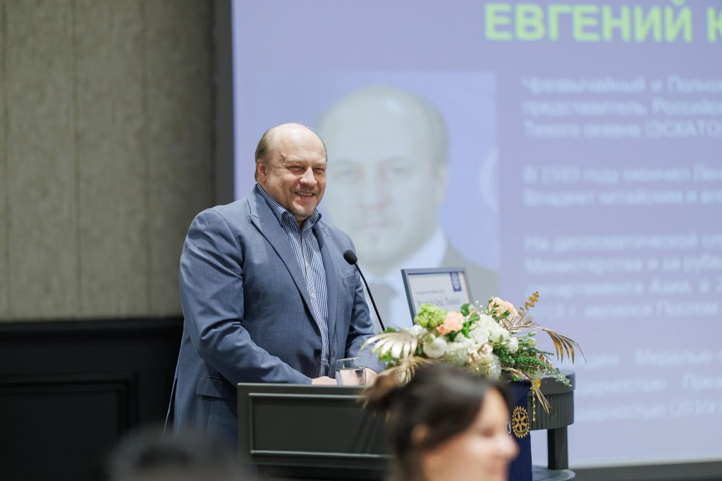 Russian Ambassador Evgeny Tomikhin speaking at Rotary Club Bangkok Grad event about Russians in Thailand and tourism trends